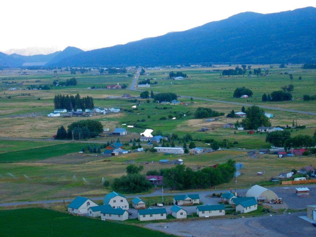 Sleepy J Cabins Swan Valley Exterior foto